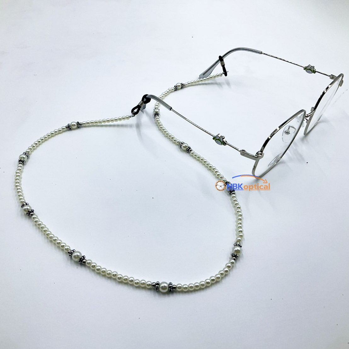 สายคล้องแว่นตาใข่มุกขาวใสเรียบง่าย