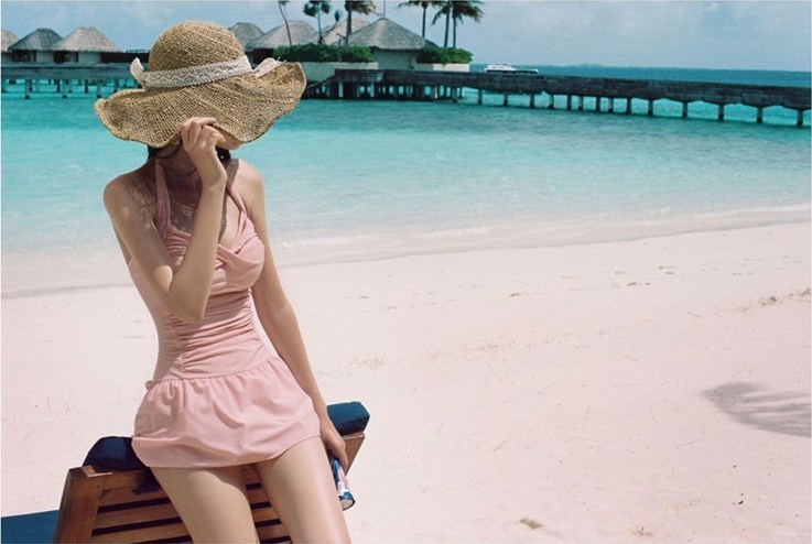 ***พร้อมส่ง***บิกินี่ชุดว่ายน้ำแบบวันพีช one-piece สีชมพูดีเทลจับจีบเน้นช่วงอกให้ดู sexy น่ารักมีสายผูกเป็นโบว์คล้องที่คอด้านหลัง ชุดเน้นการตัดต่อผ้าและจับจีบด้านข้างเพื่อให้ดูเข้ารูป ตัวชุดติดกับกระโปรงตกแต่งระบาย สวยเหมือนแบบมากๆ ค่ะ