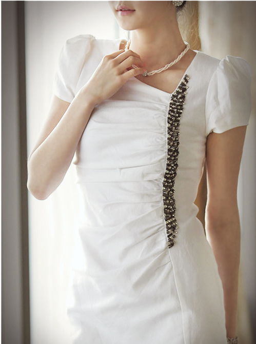 ***หมดค่ะ***เดรสผ้าเนื้อดีสีขาว ทรงสอบแต่งจีบด้านข้างปักลูกปัดแขนสั้น ติดซิปด้านหลังสวยเหมือนแบบค่ะ