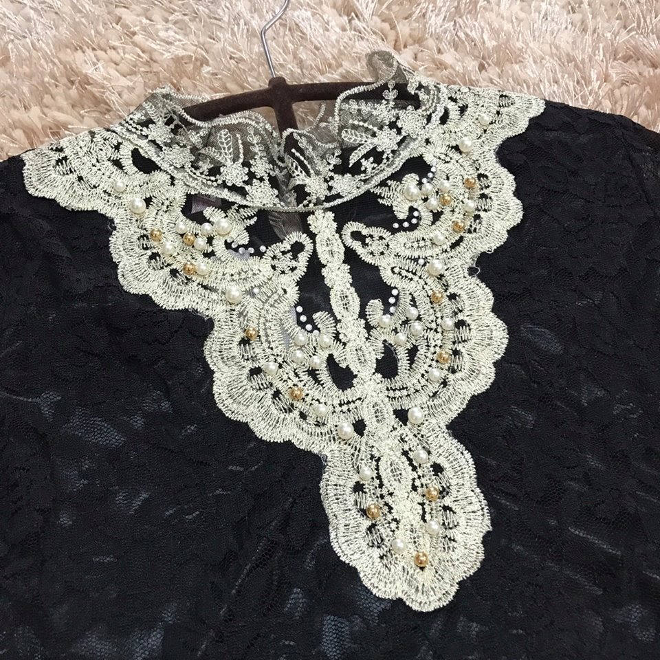 ***พร้อมส่งสีดำ มีจำนวนจำกัดนะคะ*** เสื้อลูกไม้ดีเทลลูกไม้เล่นดีเทลช่วงคอด้วยผ้าตาข่ายโปร่งปักดิ้นสีทอง แต่งมุกช่วงคอ รอบข้อมือตกแต่งขอบด้วยดิ้นสีทอง สวยเหมือนแบบค่ะ