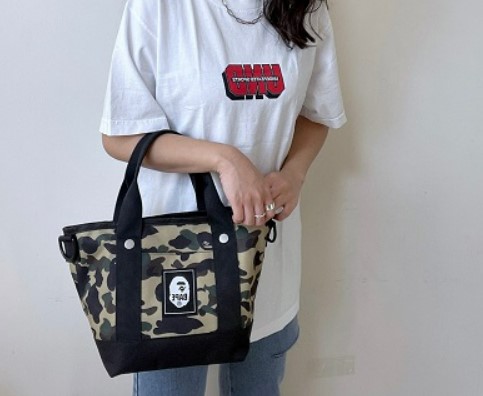 A Bathing Ape® 2021 AUTUMN/WINTER COLLECTION Stroll Tote & Mini Wallet กระเป๋าถือพร้อมสายสะพาย และกระเป๋าใบเล็ก