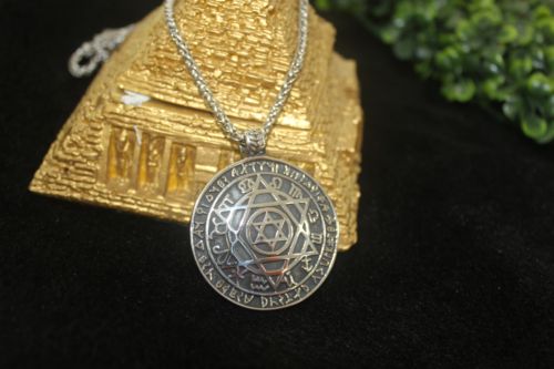 จี้เหรียญรูปดาวหกแฉก ล้อมอักษรรูนและอักขระอียิปต์