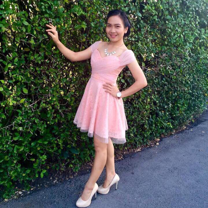 ชุดราตรีสีชมพูสั้น น่ารักใสๆสไตล์วนิดา