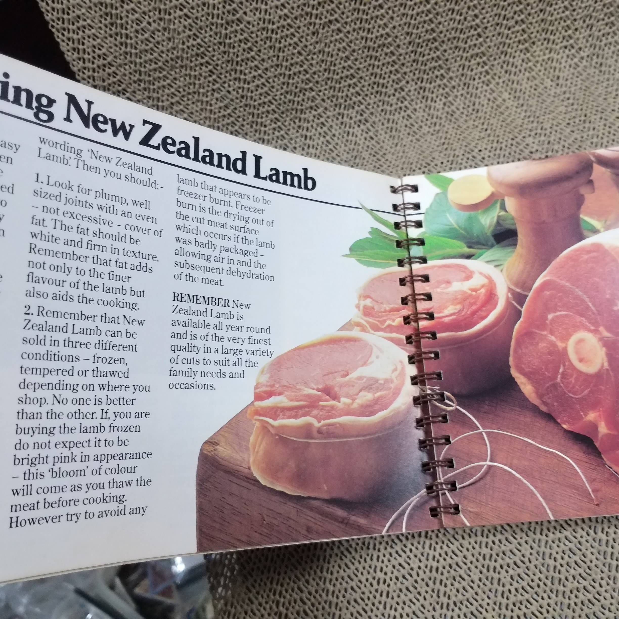 หนังสือ สูตรอาหารนิวซีแลนด์ จำพวกเนื้อแกะ THE NEW ZEALAND LAMP INTERNATIONAL COOKBOOK