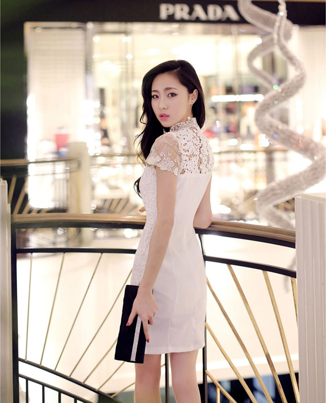 **พร้อมส่งด่วนมีจำนวนจำกัดค่ะ**เดรสไปงานแต่งสีขาวแขนสั้นคอตั้ง ดีเทลตกแต่งคอด้วยผ้าโปร่งลูกไม้สีขาวปักลวดลายสีทอง เดรสใช้ผ้าลูกไม้สีขาวอย่างดีติดซิปด้านหลัง มีซับใน สวยคุณภาพดีเหมือนแบบค่ะ