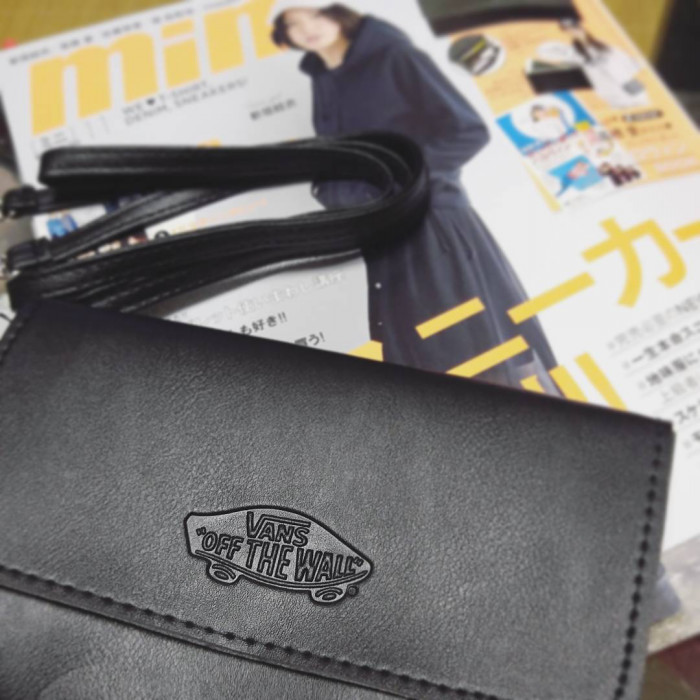 VANS OFF THE WALL x MINI กระเป๋าสะพายหนัง มีช่องใส่บัตร เงิน และโทรศัพท์ สายสะพายถอดได้