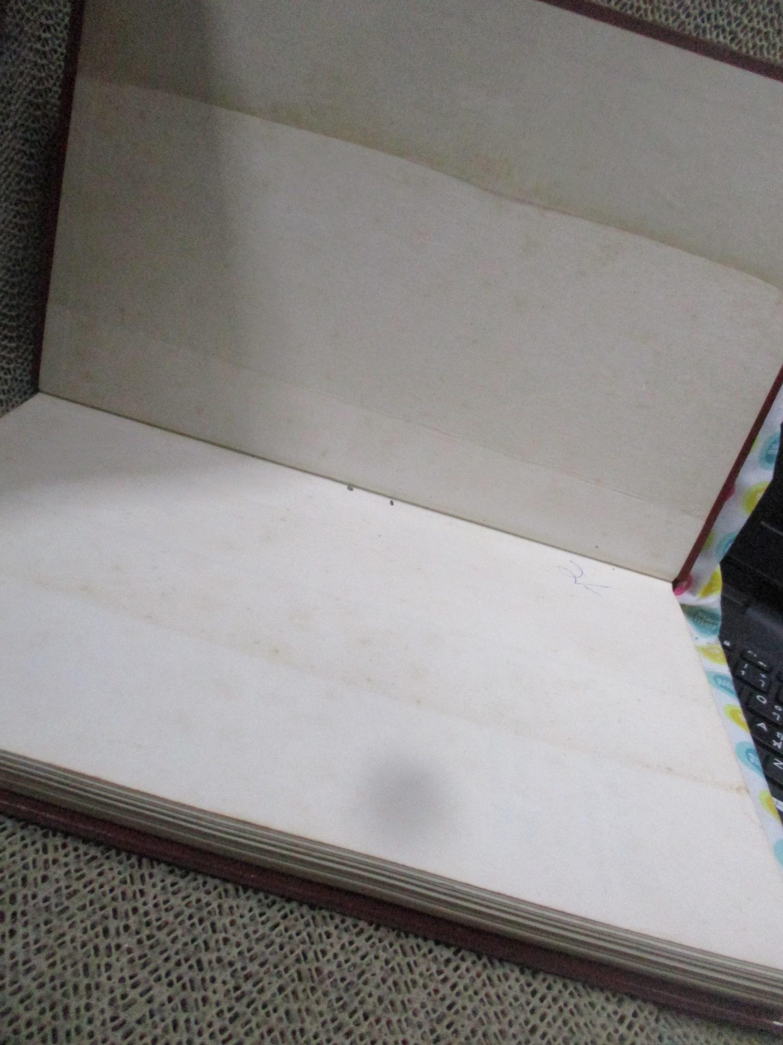 หนังสือ ภาพสีโรคผิวหนังในประเทศไทย / COLOR ATLAS OF SKIN DISEASES / สถาบันโรคผิวหนัง /หน้าปกดูเก่าหน่อย เกิดจากปกพลาสติกเก่า (F/B)