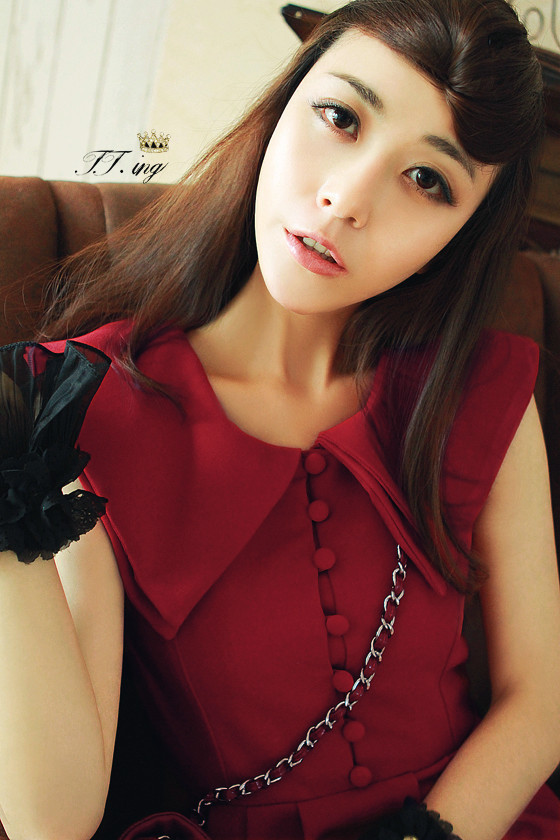 **พร้อมส่ง**เดรสสีแดง ปก 2 ชั้น ติดกระดุมด้านหน้าเนื้อผ้าอย่างดี มีซับในทั้งชุดค่ะ