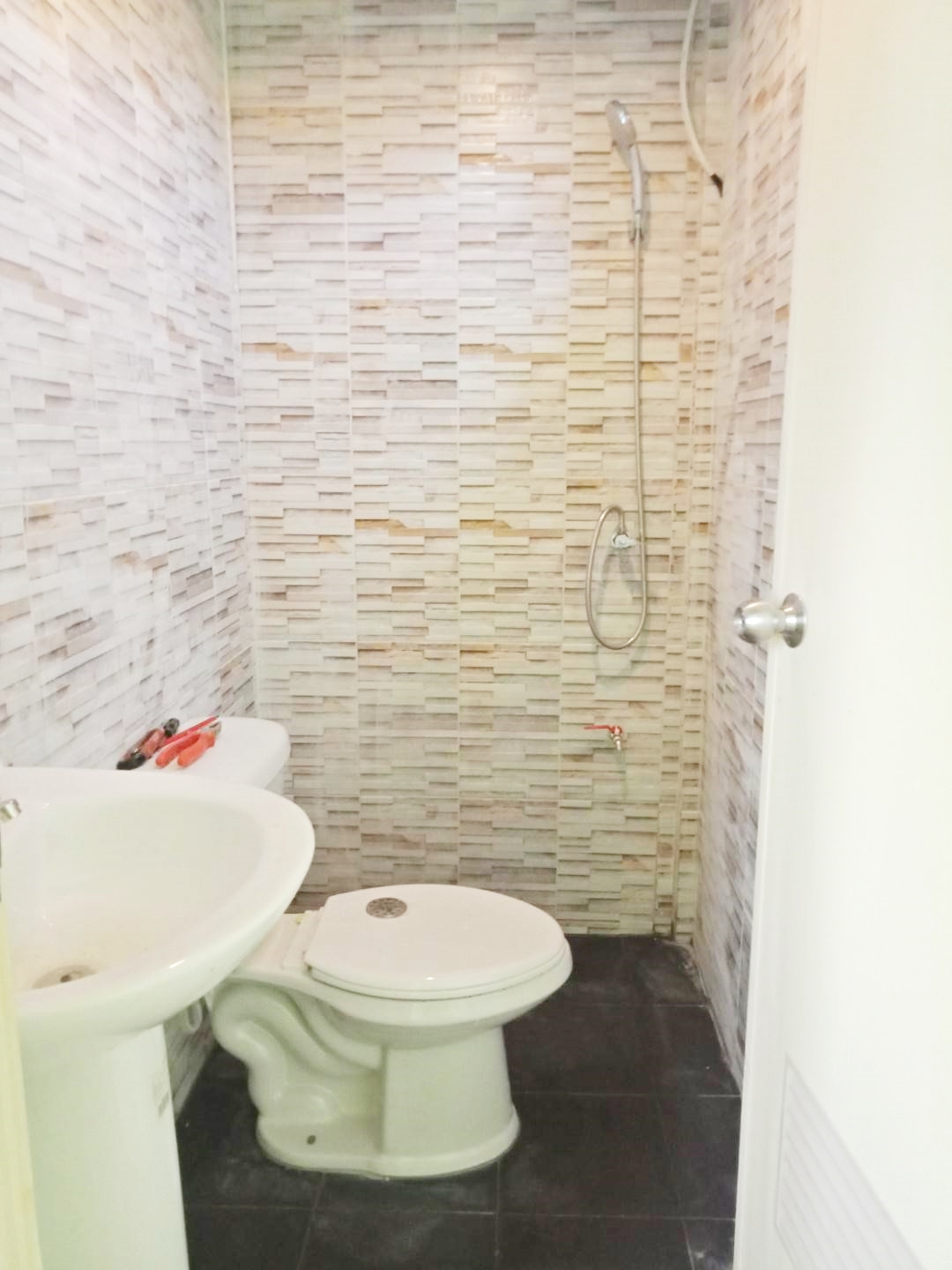 บ้านน็อคดาวน์ 2 ชั้น ขนาด ที่ 4*6 เมตร พื้นใที่ช้สวย และระเบียงทั้งชั่นบนแล้วชั้นล่าง