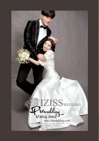 ***พรีออเดอร์***ชุดคู่ถ่ายพรีเวดดิ้ง (prewedding dress) & ชุดแต่งงานแฟนซี (Fancy wedding dress)ชายหญิง "ธีมสีขาว-ดำ" ชุดผู้หญิงสีขาวตัดต่อแขนด้วยผ้าลายดอกไม้