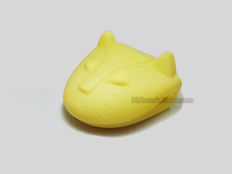 ถุงมือจับของร้อนหรือเย็นทำจากซิลิโคนค่ะ เป็นรูปสัตว์น่ารักๆ จ้ะ