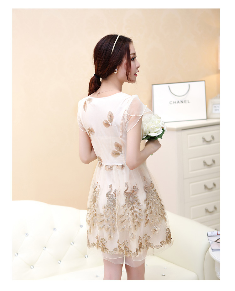 **หมดค่ะ** เดรสออกงานแขนสั้นผ้าไหมแก้วสีขาว ปักดิ้นทองลายนกยูง กระโปรงบานพริ้วสวยหรูมากๆค่ะ