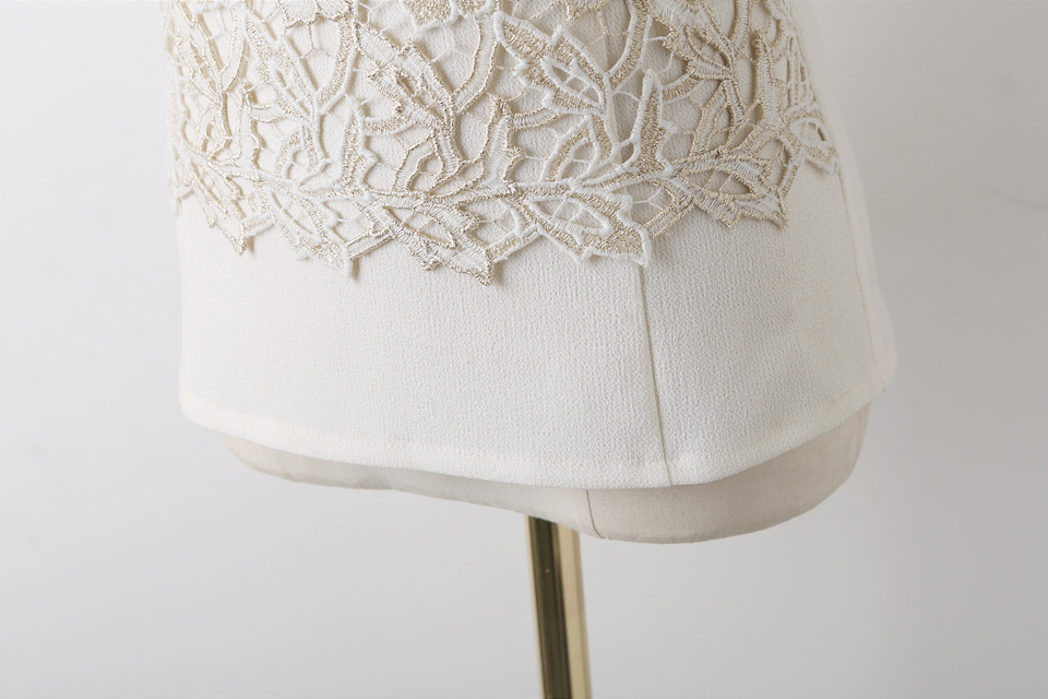 **หมดค่ะ**เสื้อชีฟองสีขาวแขนสั้น ดีเทลตกแต่งลูกไม้ลายดอกไม้สีขาวผสมทอง ติดซิปด้านหลัง มีซับใน สวยคุณภาพดีเหมือนแบบค่ะ