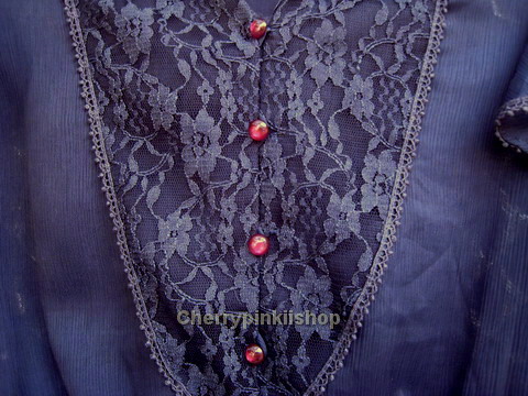 (หมดแล้วจ้า!!) เสื้อชีฟอง สีน้ำเงินเข้มจ้า มีลูกไม้ด้านหน้า แขนเป็นระบาย ชายเสื้อเป็นลูกไม้ ดูดี ยี่ห้อ arnaldo bassini