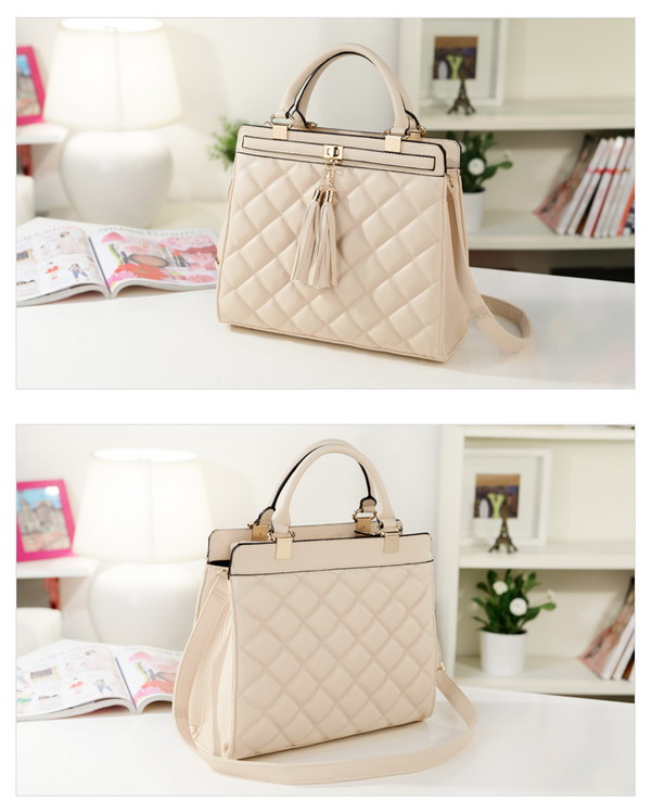 **Pre-order** กระเป๋า axixi แท้ สีครีมงาช้าง