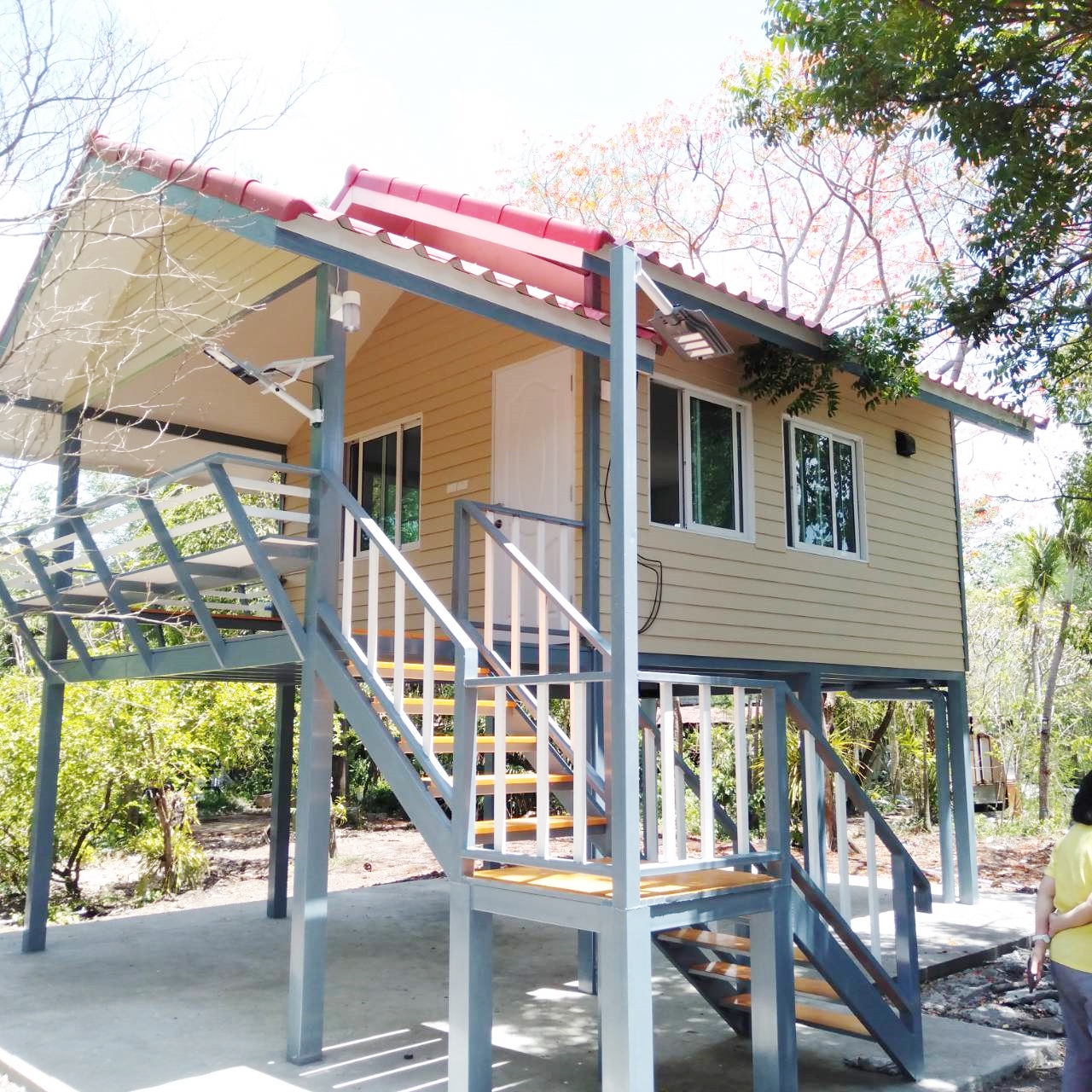 บ้านขนาด 4*7 เมตร ราคารวมเป็นเงินทั้งสิ้น 370,000 บาทพร้อมระเบียงขนาด 2*4 เมตร