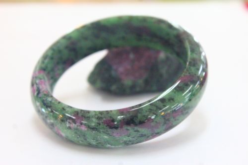 กำไลซอยไซท์ รูบี้ ( Zoisite Ruby )