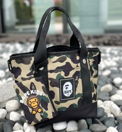 A Bathing Ape® 2021 AUTUMN/WINTER COLLECTION Stroll Tote & Mini Wallet กระเป๋าถือพร้อมสายสะพาย และกระเป๋าใบเล็ก