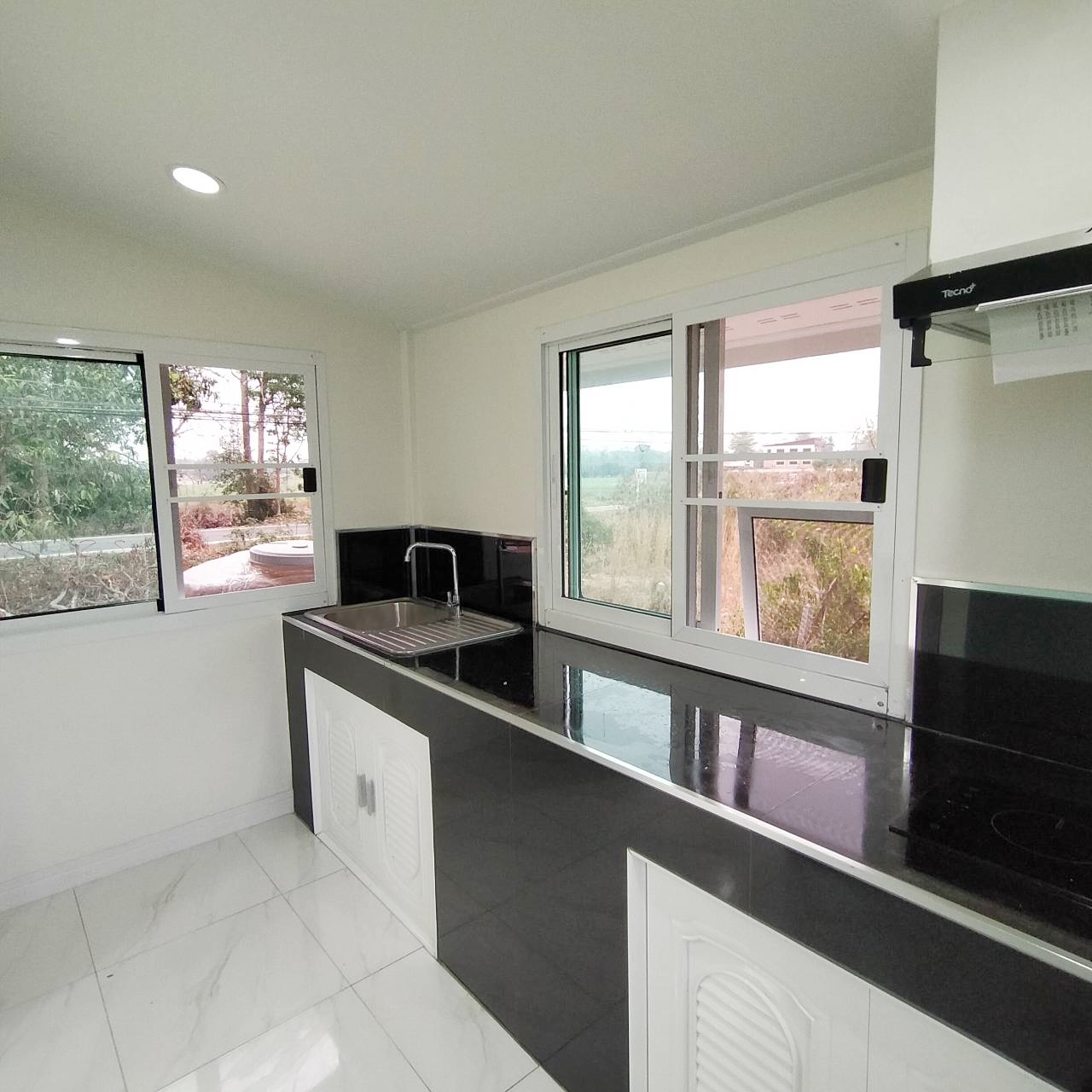 บ้านน็อคดาวน์ ขนาด 4*6 เมตร และมีครัวต่อด้านข้าง ขนาด 3*2 เมตร