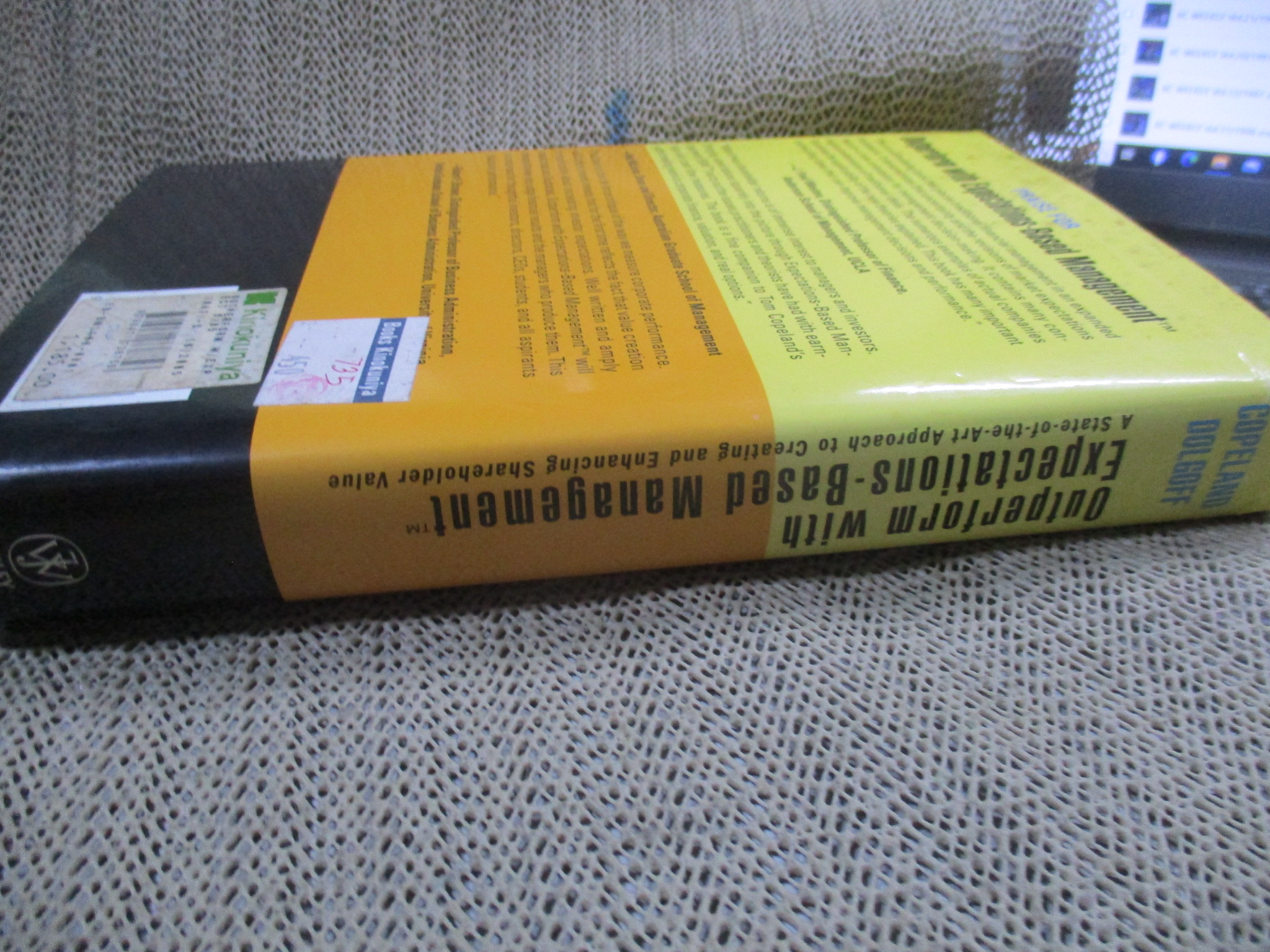 Outperform with Expectations-Based Management : A State-of-the-Art Approach to Creating and Enhancing Shareholder Value / กระดาษมีจุุดเหลือง