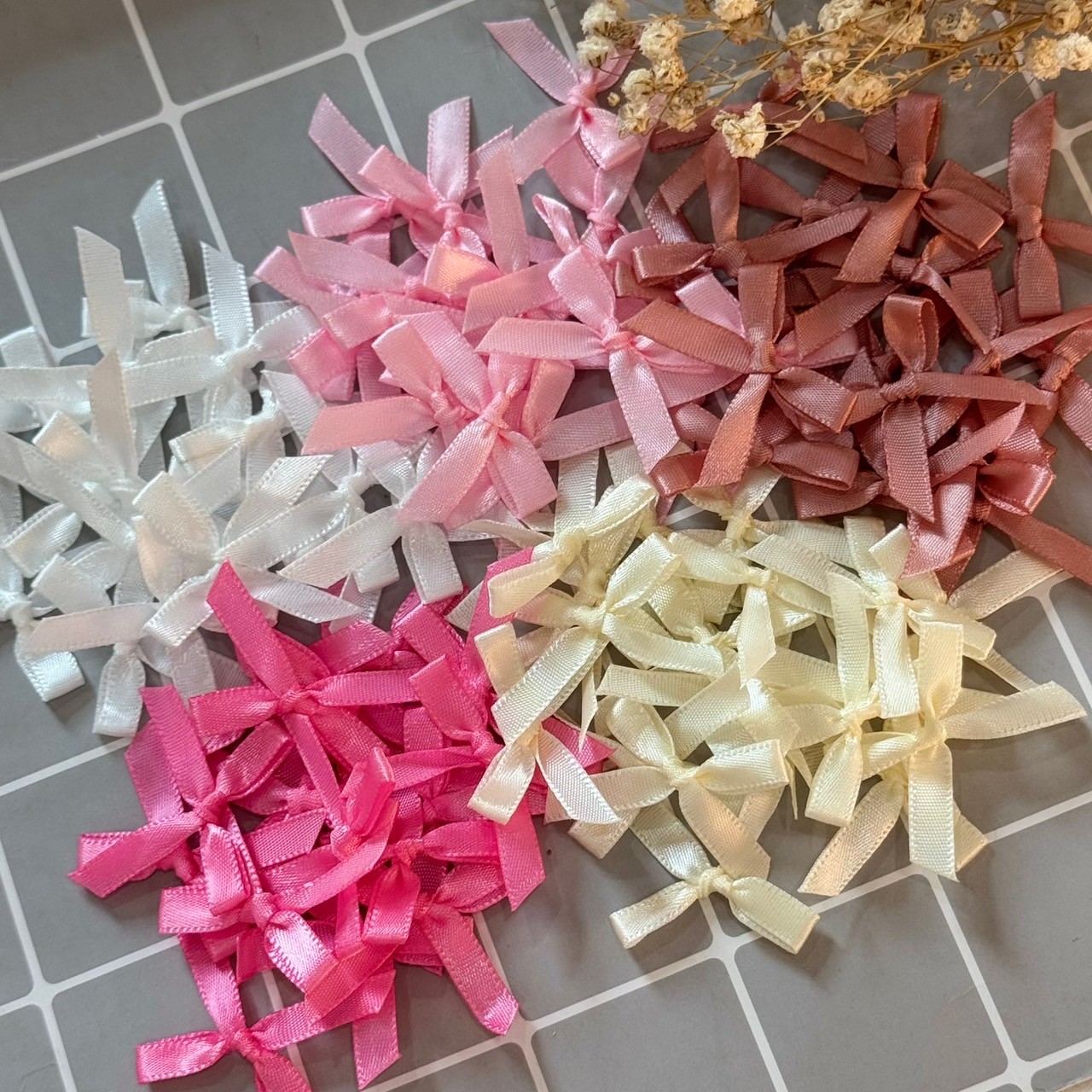 โบว์จิ๋ว โบว์ผ้าซาติน แพ็คละ 100 ชิ้น ริบบิ้นหน้ากว้าง 7 มม.
