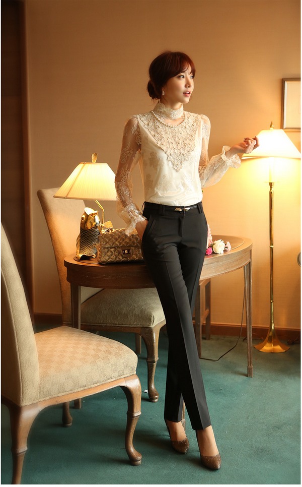 **ขายดีมากๆค่ะ พร้อมส่งมีจำนวนจำกัดค่ะ**เสื้อผ้าลูกไม้สีครีมทอง หน้าอกประดับด้วยดอกไม้ปักมุก แขนยาวจับรูดที่ปลายค่ะ ปลายแขนไม่เย็บริม มีซับในสวยเหมือนแบบ