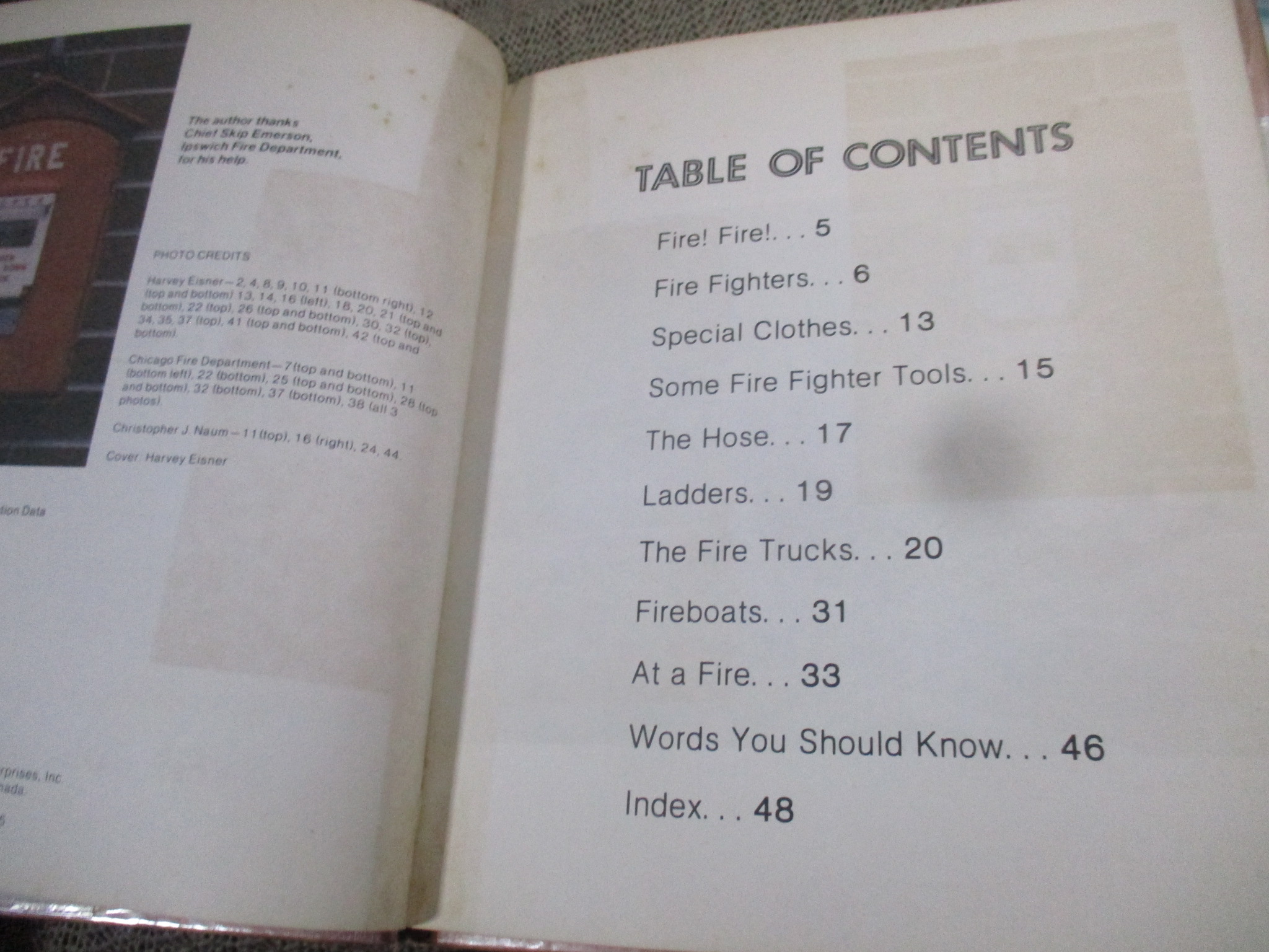 หนังสือ A New True Book : FIRE FIGHTERS (ภาษาอังกฤษ) กระดาษมีจุดเหลือง สภาพดี ห่อปกพลาสติก