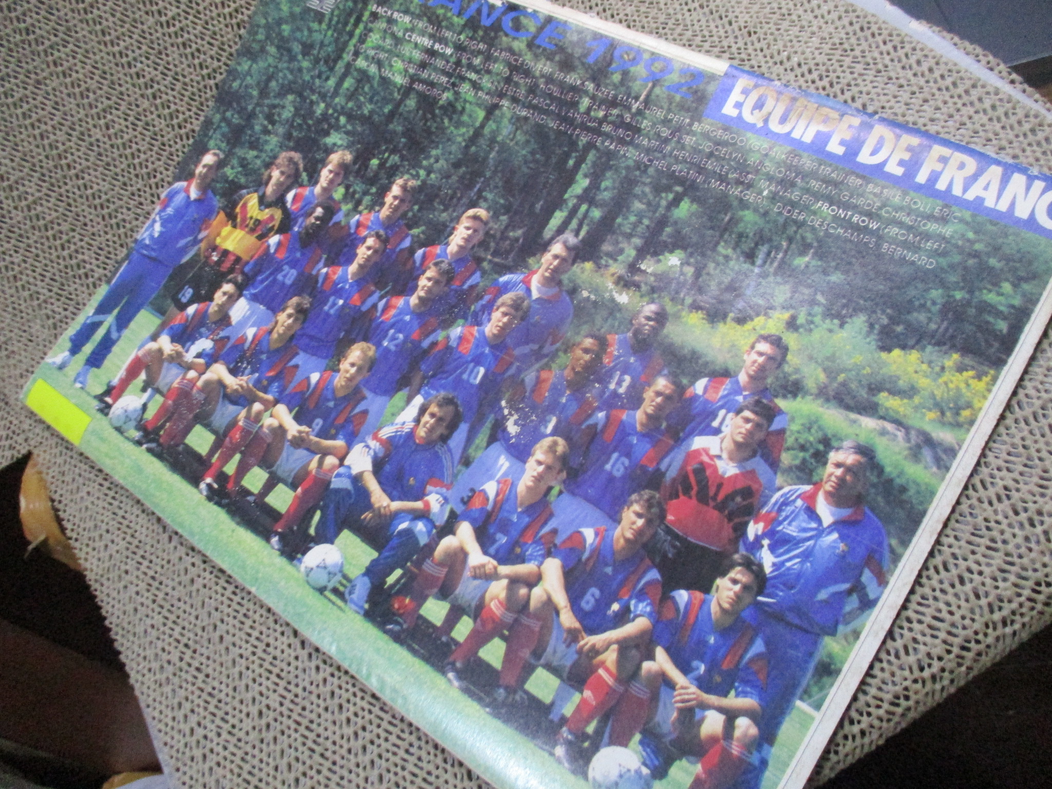 เวิร์ลด์ซอคเกอร์ ฉบับที่183 ปี2535 / สันถลอกหน่อย ภาพหน้ากลางเป็นคลื่นเล็กๆ