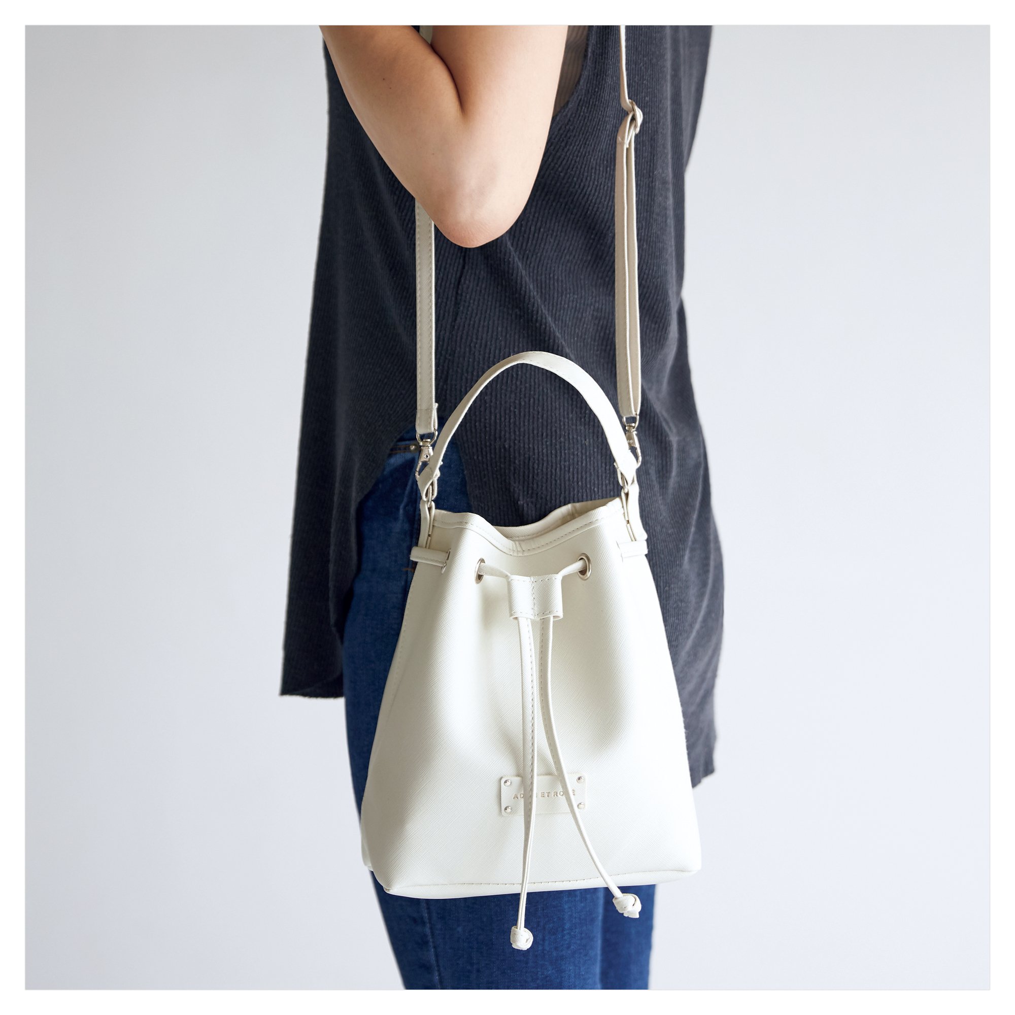 พร้อมส่ง (มีกล่อง) Adam et Rope' Leather Bag กระเป๋าสะพาย สีขาวเรียบหรู