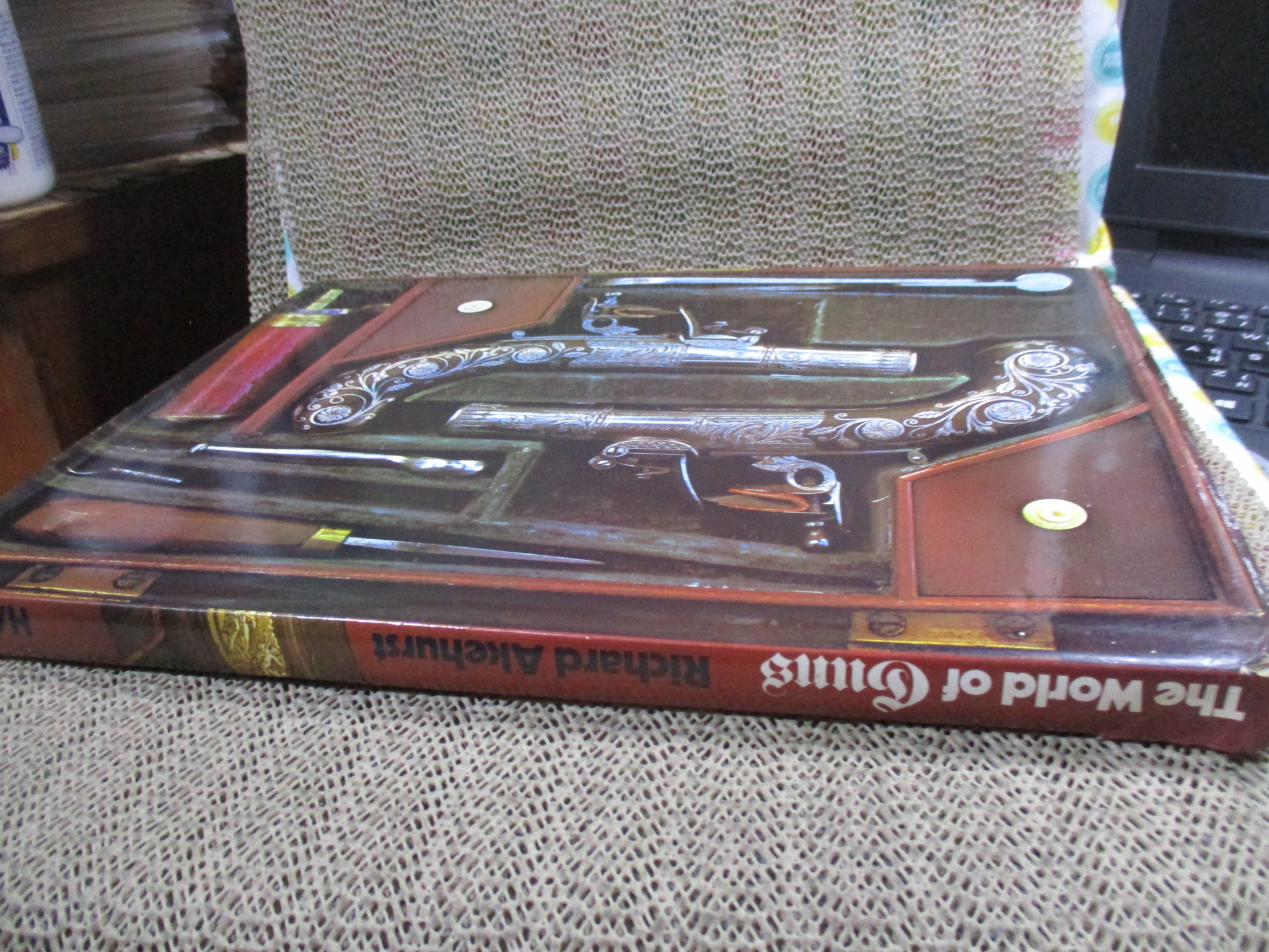 หนังสือ ศาสตร์และศิลป์ โลกของปืนโบราณ THE WORLD OF GUNS / RICHARD AKEHURST (ภาษาอังกฤษ)