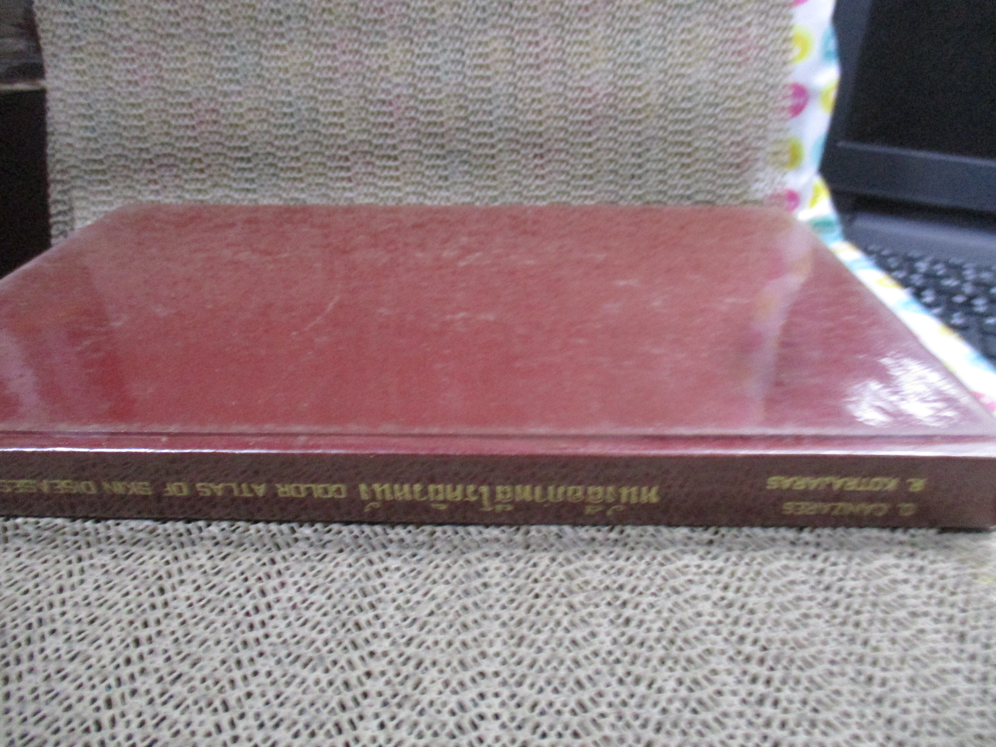 หนังสือ ภาพสีโรคผิวหนังในประเทศไทย / COLOR ATLAS OF SKIN DISEASES / สถาบันโรคผิวหนัง /หน้าปกดูเก่าหน่อย เกิดจากปกพลาสติกเก่า (F/B)