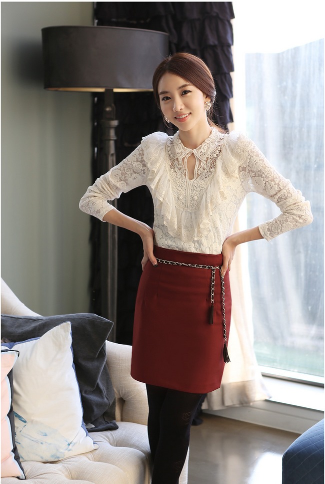 ***พร้อมส่งค่ะ มีจำนวนจำกัดค่ะ***เสื้อลูกไม้สีขาว แต่งระบายด้านหน้า ปักมุกที่ตัวเสื้อ แขนยาวมีซับในสวยเหมือนแบบค่ะ