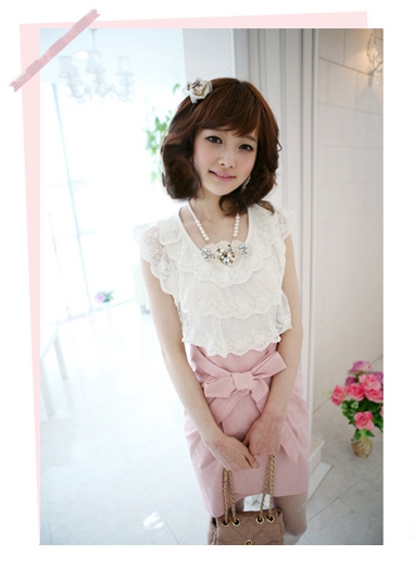 ***หมดค่ะ***ดรสตัวเสื้อผ้าลูกไม้ระบายเป็นชั้้นสีขาวต่อด้วยกระโปรงผ้าสีชมพูตัดป้ายด้านหน้า ผูกโบว์ที่เอวค่ะ