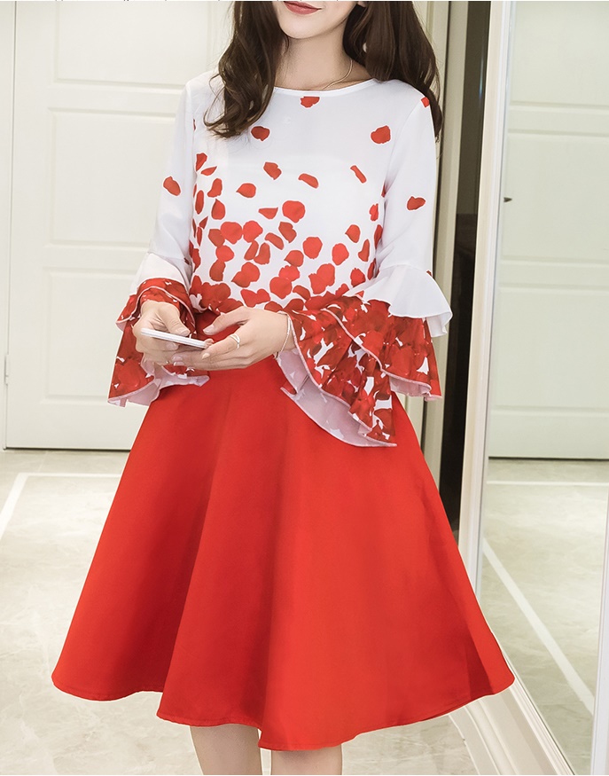 **หมดค่ะ**ชุด set เสื้อและกระโปรง ผ้าชีฟองเนื้อดีสีขาว ลายกลีบกุหลาบสีแดง กระโปรงผ้าซาติน มีซิปหลังน่ารักมากค่ะ