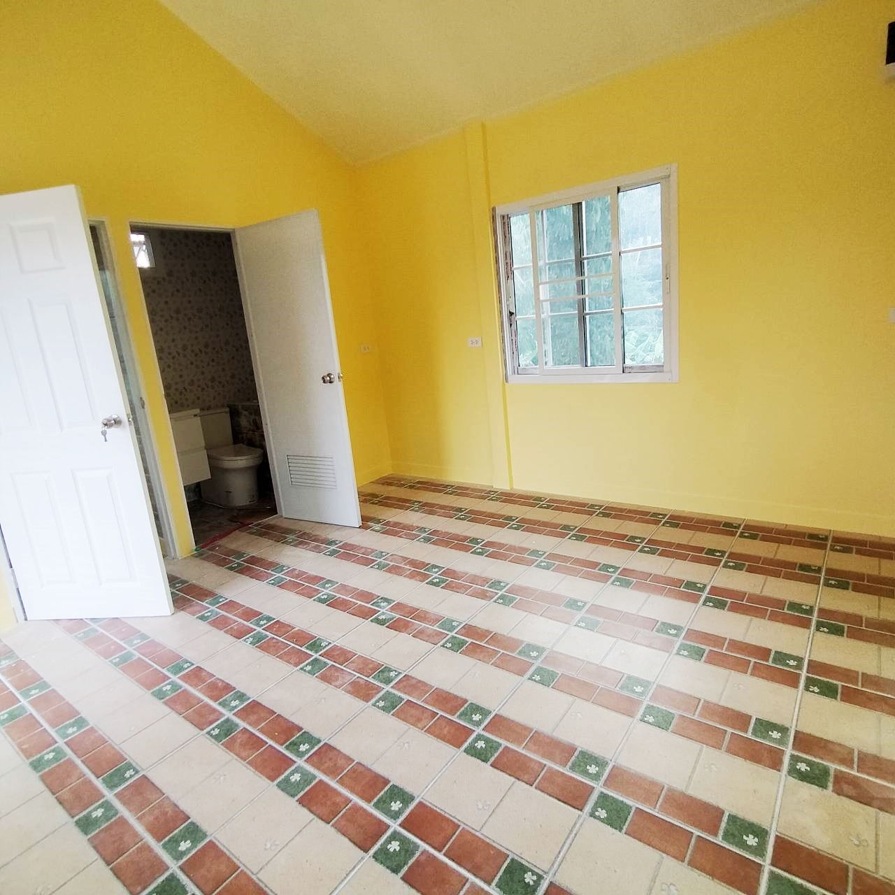 บ้านน็อคดาวน์เป็นโครงสร้างเหล็ก ขนาด 4*6 เมตร สูง 2.4 เมตร