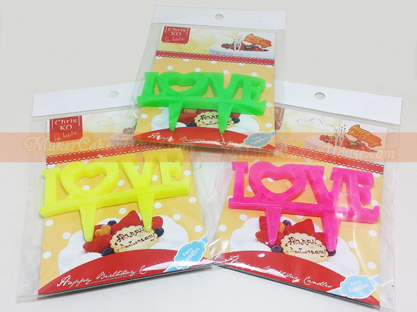 เทียนปักหน้าเค้กบอกรัก "LOVE"