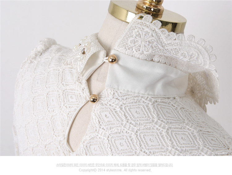 **หมดค่ะ**เสื้อใส่ทำงานสีขาวเนื้อผ้าลูกไม้โปร่งแขนยาว ดีเทลตกแต่งช่วงคอเสื้อด้วยเพชรและมุก คอแต่งระบาย สวยคุณภาพดีเหมือนแบบค่ะ