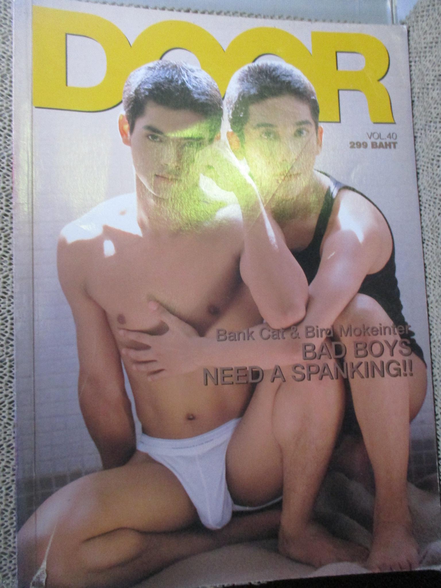 นิตยสาร DOOR VOL.40 สภาพดี ป2นายแบบทำกิจกรรมร่วมกัน ปกหน้ามีรอยถลอกนิด ปกหลังมีรอยพับตามรูป