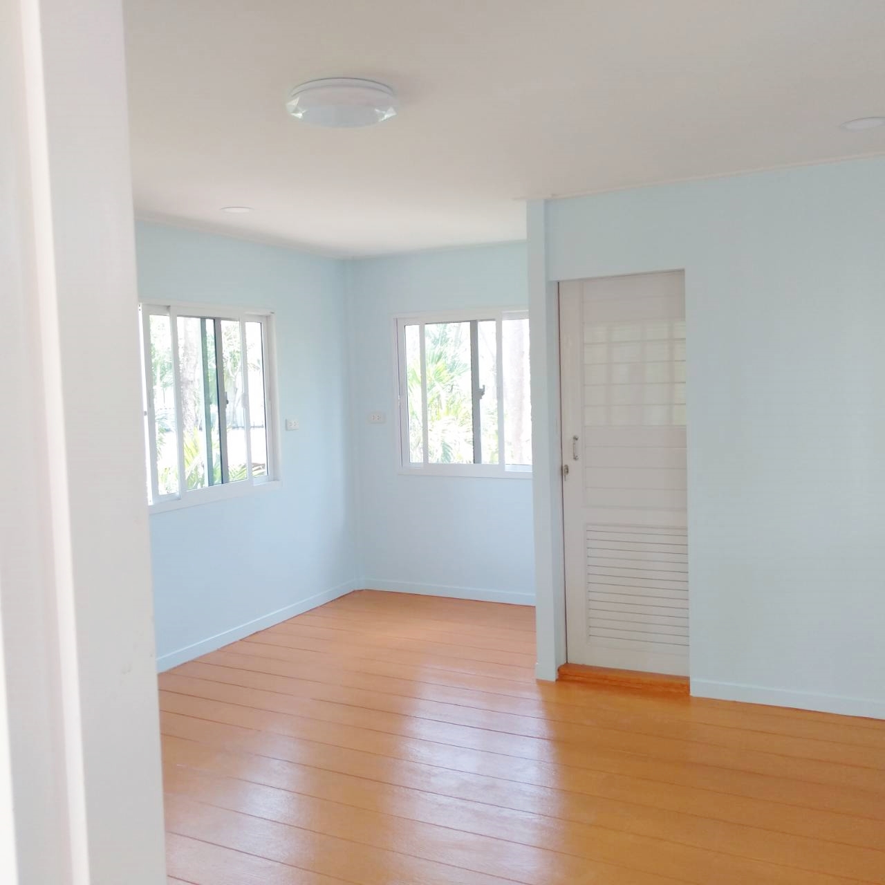 บ้านขนาด 4*7 เมตร ราคารวมเป็นเงินทั้งสิ้น 370,000 บาทพร้อมระเบียงขนาด 2*4 เมตร