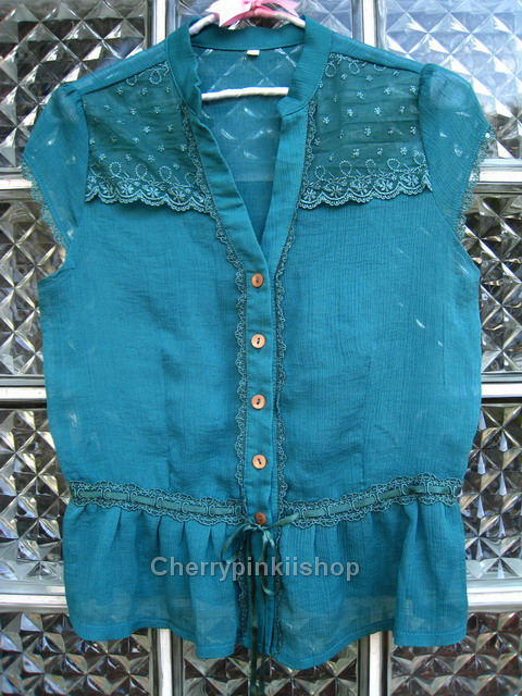 เสื้อแฟชั่น ชีฟอง สีเขียว มีลูกไม้ที่บ่า ผูกโบว์ที่เอว