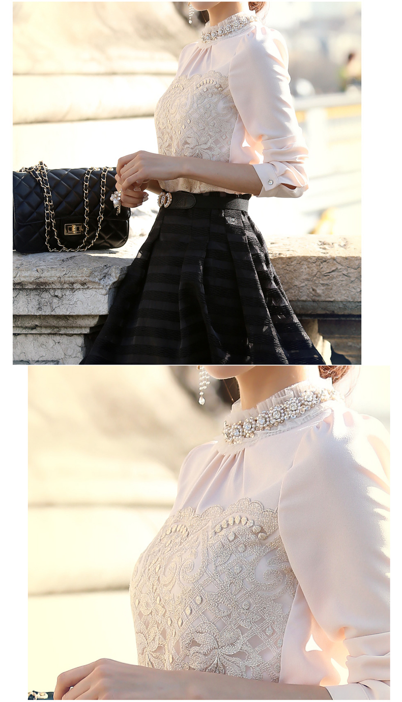 **หมดค่ะ**เสื้อใส่ทำงานผ้าชีฟองสีขาวครีมแขนยาว ดีเทลตกแต่งช่วงคอด้วยระบายแถบผ้าลูกไม้สีขาวครีม ติดเพชรล้อมรอบด้วยมุกเลื่อมสีทอง สวยคุณภาพดีเหมือนแบบค่ะ