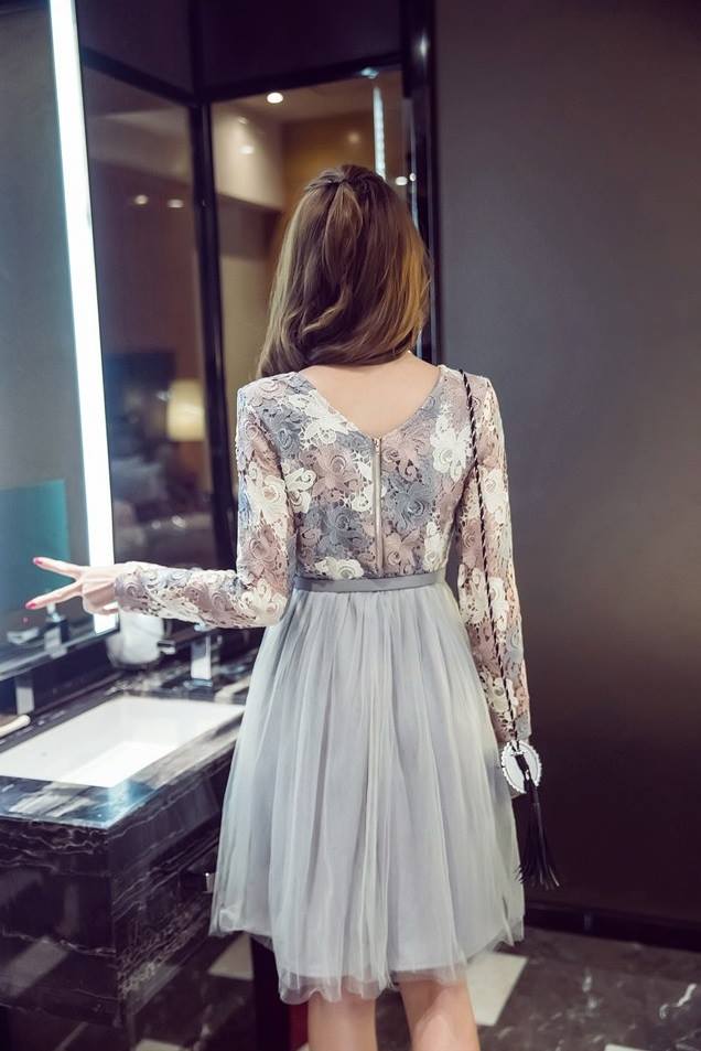 **หมดค่ะ**เดรสตัวเสื้อผ้าถักโครเชต์ลายดอกไม้ แขนยาว กระโปรงผ้ามุ้งสีเทา มาพร้อมเข็มขัดสีเทา เหมือนแบบน่ารักมากค่ะ