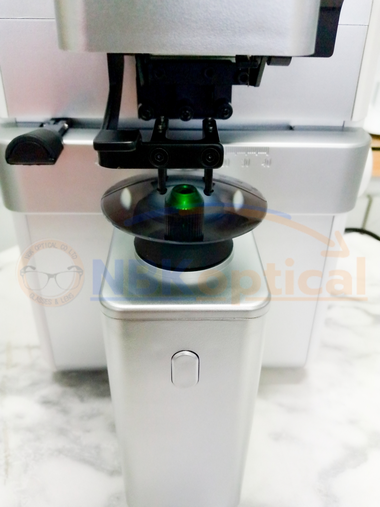 เครื่องเช็คเลนส์ออโต้ LM-900 Lensmeter