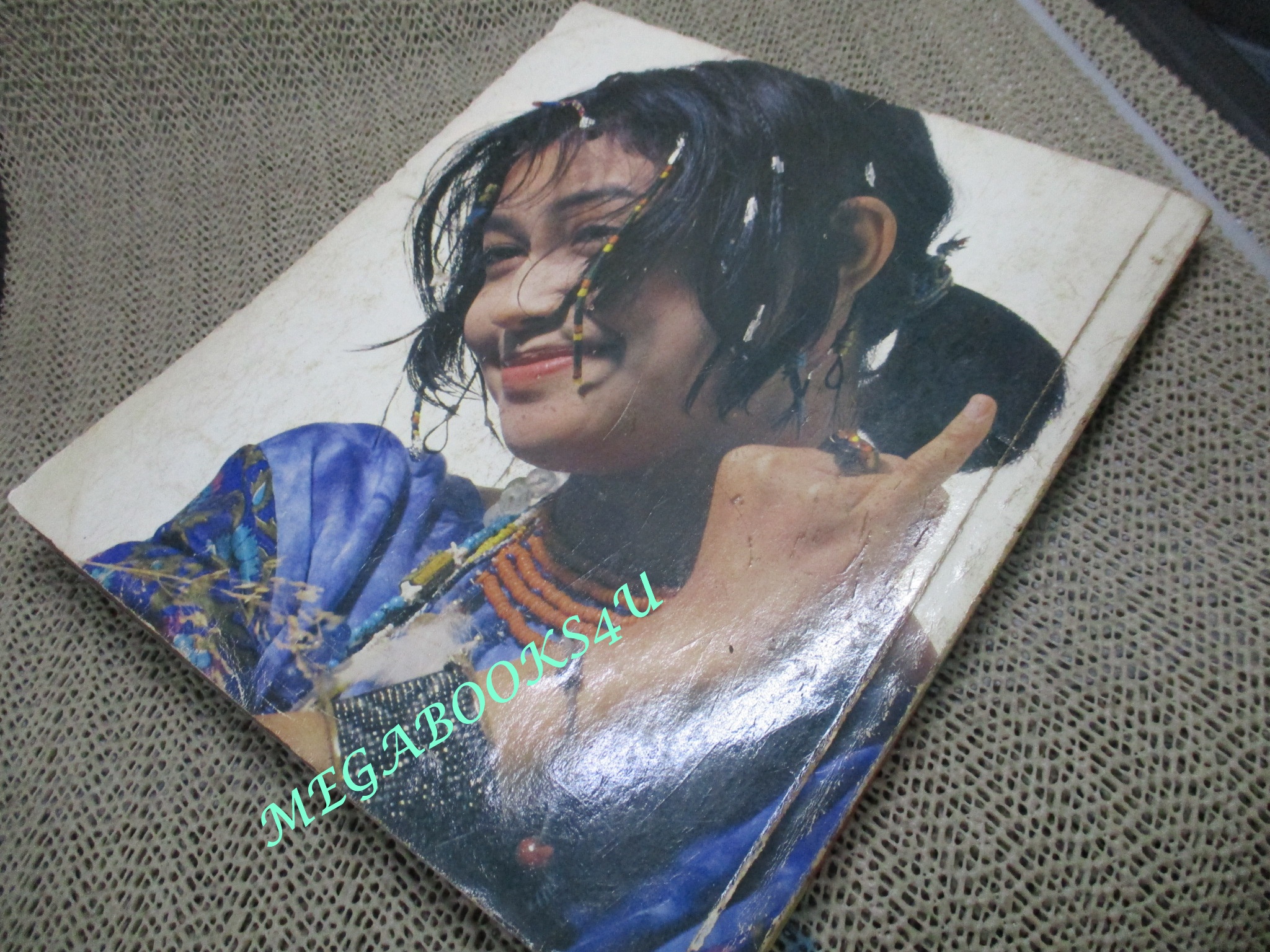 หนังสือเพลงพร้อมคอร์ดกีตาร์ รวมอัลบั้มสตริงฮิต ฉบับที่01 ปี2535 มีรูป แอ็ด คาราบาว เล็ก คาราบาว ปู พงษ์สิทธิ์ สภาพปานกลาง กระดาษมีร่องรอยติดกันถลอก เปิดได้ทุกหน้า