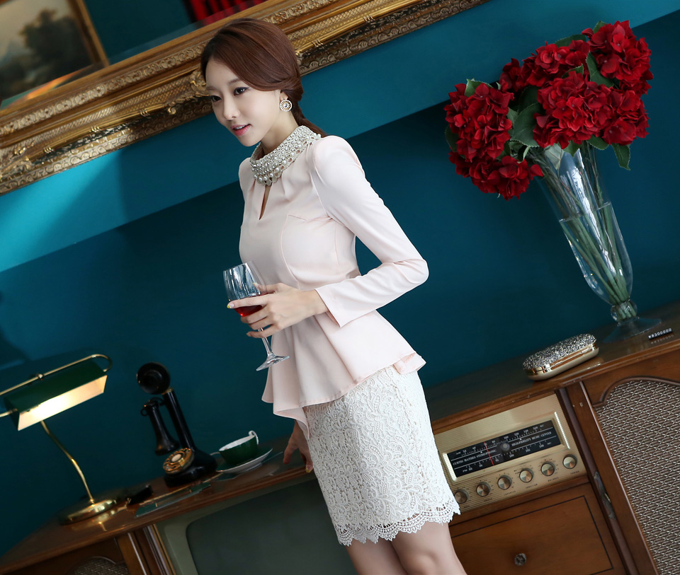 ***หมดค่ะ***เสื้อชีฟองแขนยาวสีชมพูอมส้ม คอปักมุกสีขาว ชายเสื้อมีระบาย สวยมากค่ะ