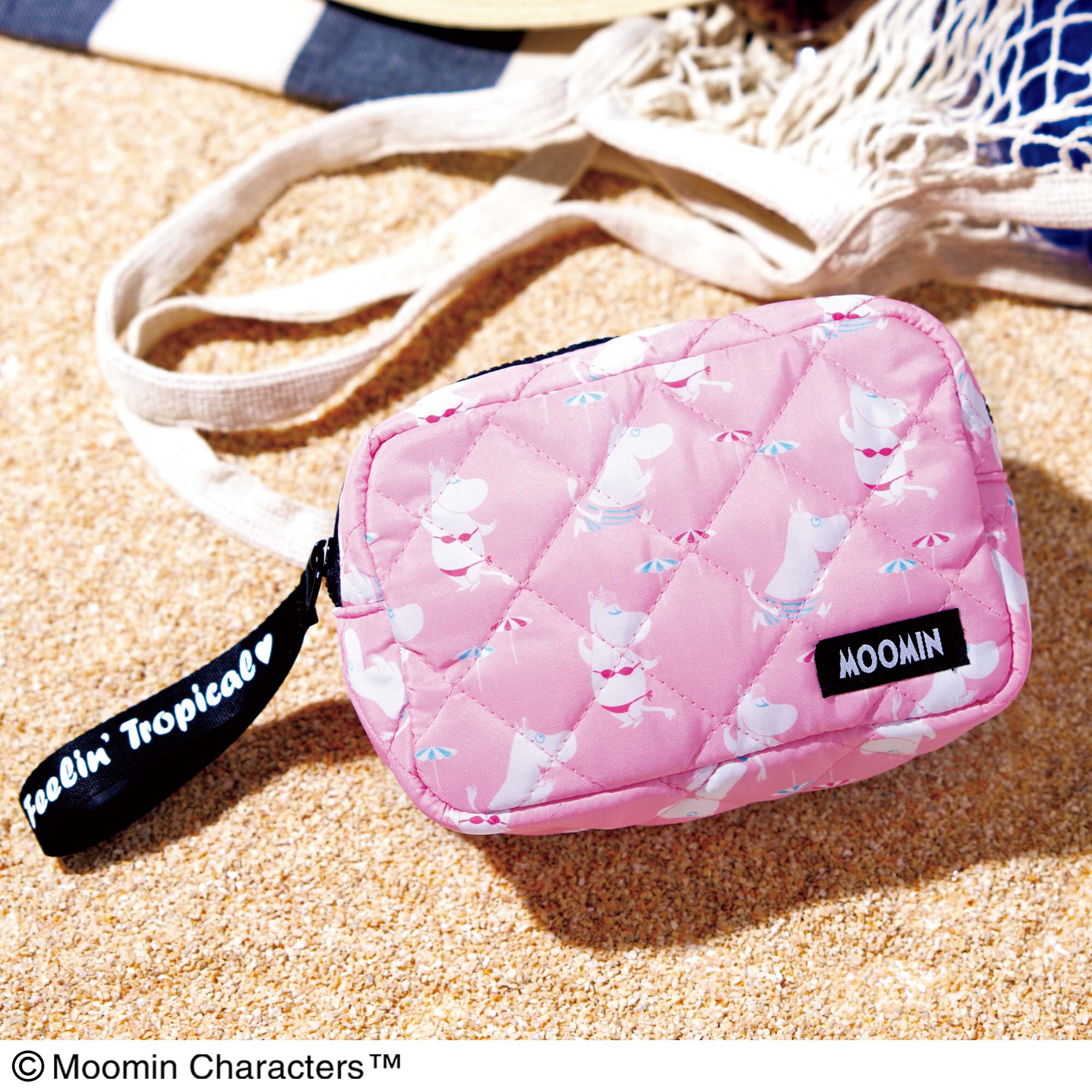 Moomin กระเป๋าเครื่องสำอางผ้าบุนวม ลายMoomin และSnokeสวมชุดว่ายน้ำ สีชมพูสดใส (มีกล่อง)