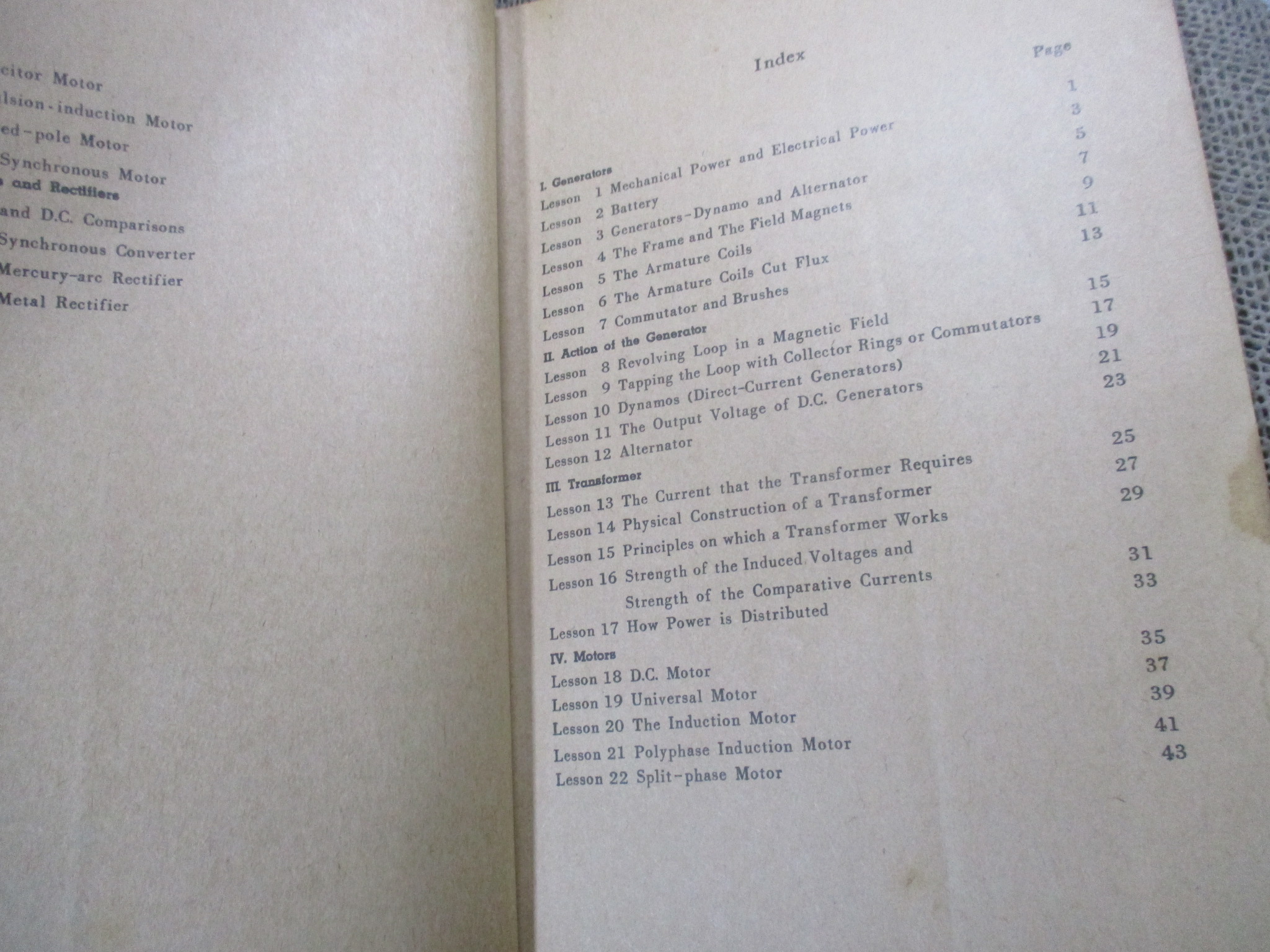 แบบเรียนภาษาอังกฤษ เรื่อง ELECTRICITY ประโยคมัธยมศึกษาตอนปลาย แผนกช่างไฟฟ้า / ขอบปกมีรอยพับจากห่อปกพลาสติก /มีเขียนเกือบทุกหน้า