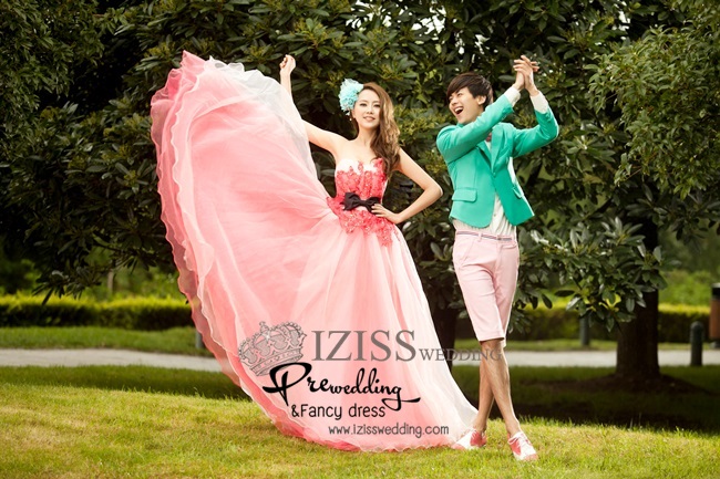 PW108 - ชุดคู่ถ่ายพรีเวดดิ้ง (prewedding dress) & ชุดแต่งงานแฟนซี (Fancy wedding dress)ชายหญิง "ธีมสีแดง-เขียว"