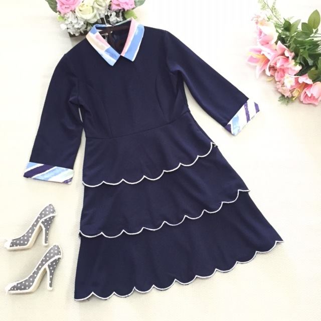 **หมดค่ะ**เดรสสไตล์เกาลีสีน้ำเงินกรมท่า ผ้า cotton ผสมมีลายใน คอปกลายสลับสี แขนยาวเลยข้อศอก เข้ารูปช่วงเอว ดีเทลน่ารักๆ ช่วงกระโปรงซ้อนกัน 3 ชั้นริมขอบหยัก สวยหวาน ติดซิปด้านหลัง มีซับในเรียบร้อย คุณภาพดีมากๆค่ะ