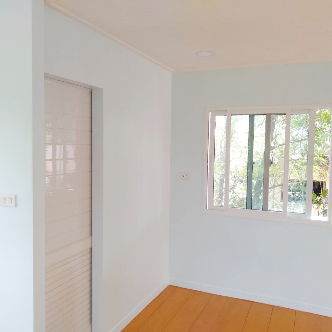 บ้านขนาด 4*7 เมตร ราคารวมเป็นเงินทั้งสิ้น 370,000 บาทพร้อมระเบียงขนาด 2*4 เมตร